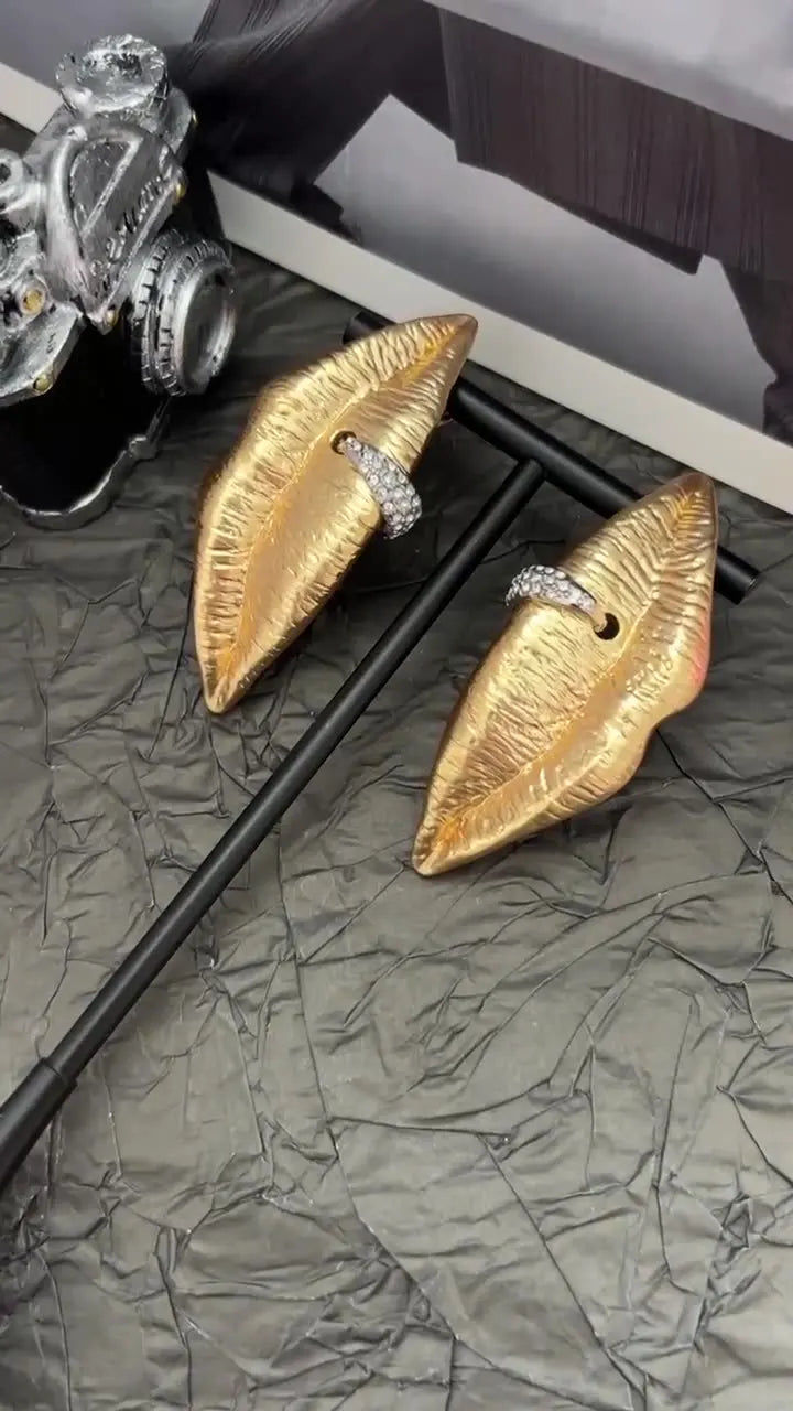 2025 Retro fashion mouth diamond buckle, personalized and elegant, high-end custom ear needles, the same style as in the fashion