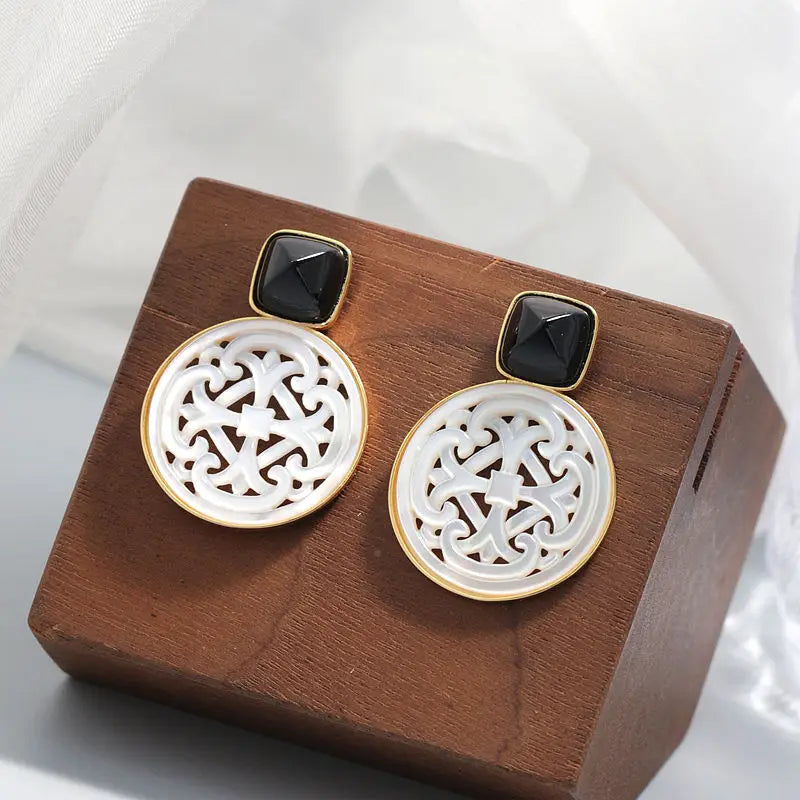 Natural White Shell Openwork 18K Gold Plated Earring Inlaid Black Agate 925 Sterling Silver Earrings Fashion Fine Jewelry Gift
