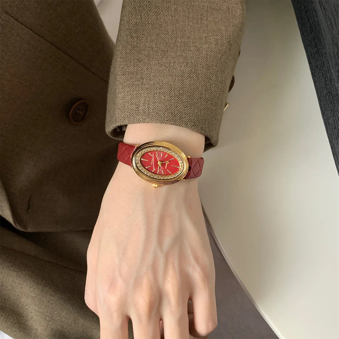 2025 New Pigeon Egg Diamond Plaid Leather Watch Femininity Simple Fashion Versatile Ladies