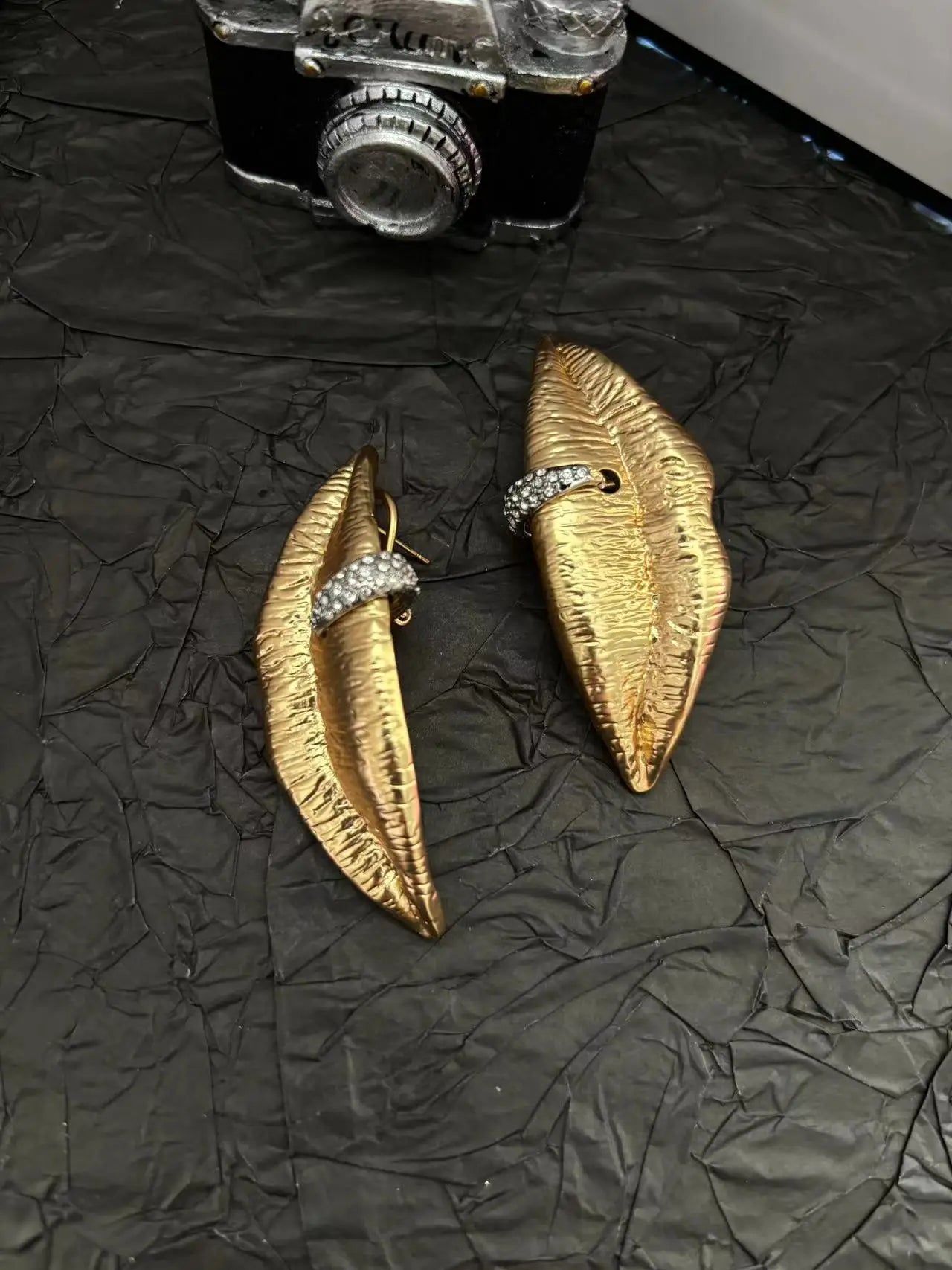 2025 Retro fashion mouth diamond buckle, personalized and elegant, high-end custom ear needles, the same style as in the fashion