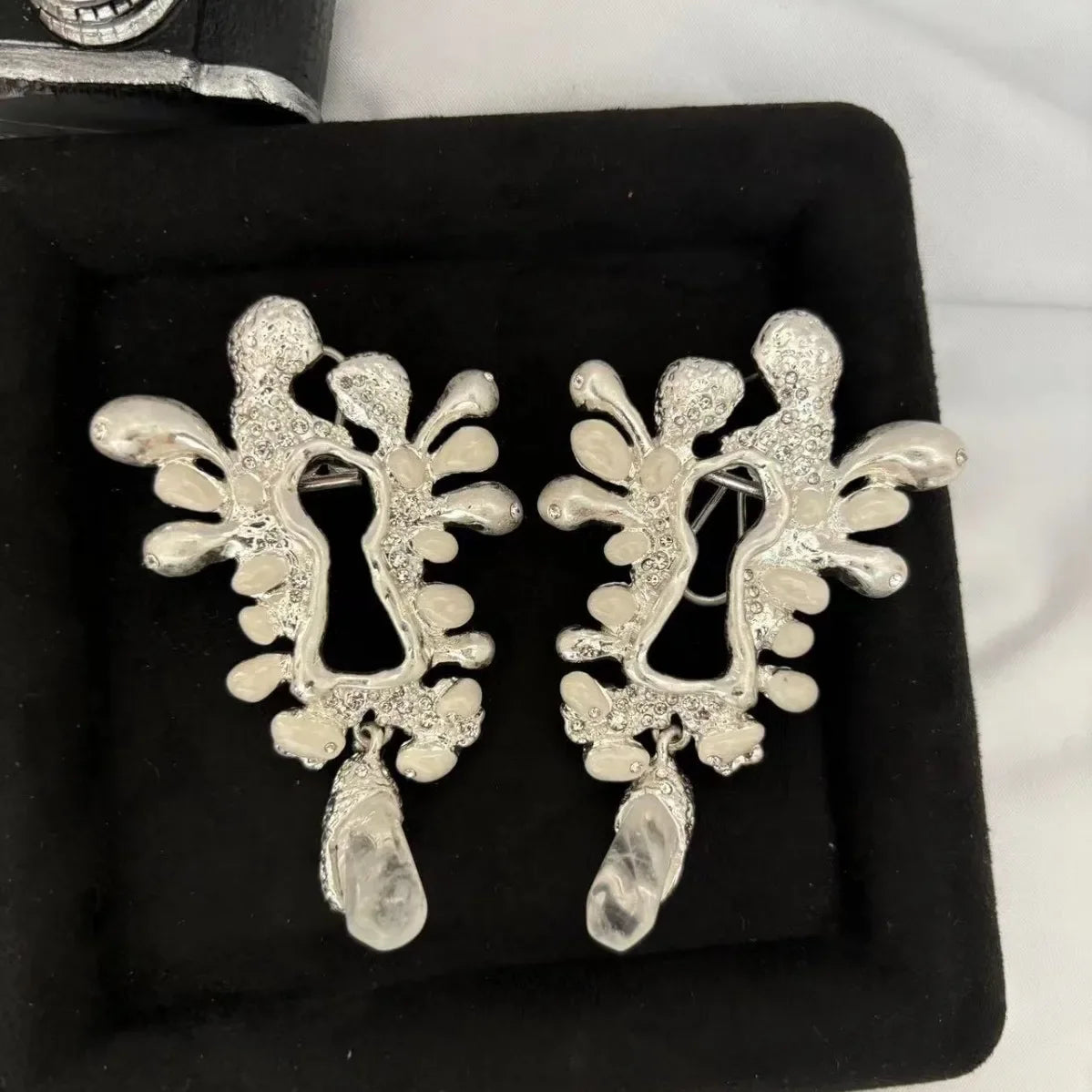 European and American Fashion Trends Retro Heavy Industry Enamel Craftsmanship Natural Stone Inlaid Keyhole Earrings Gold Silver