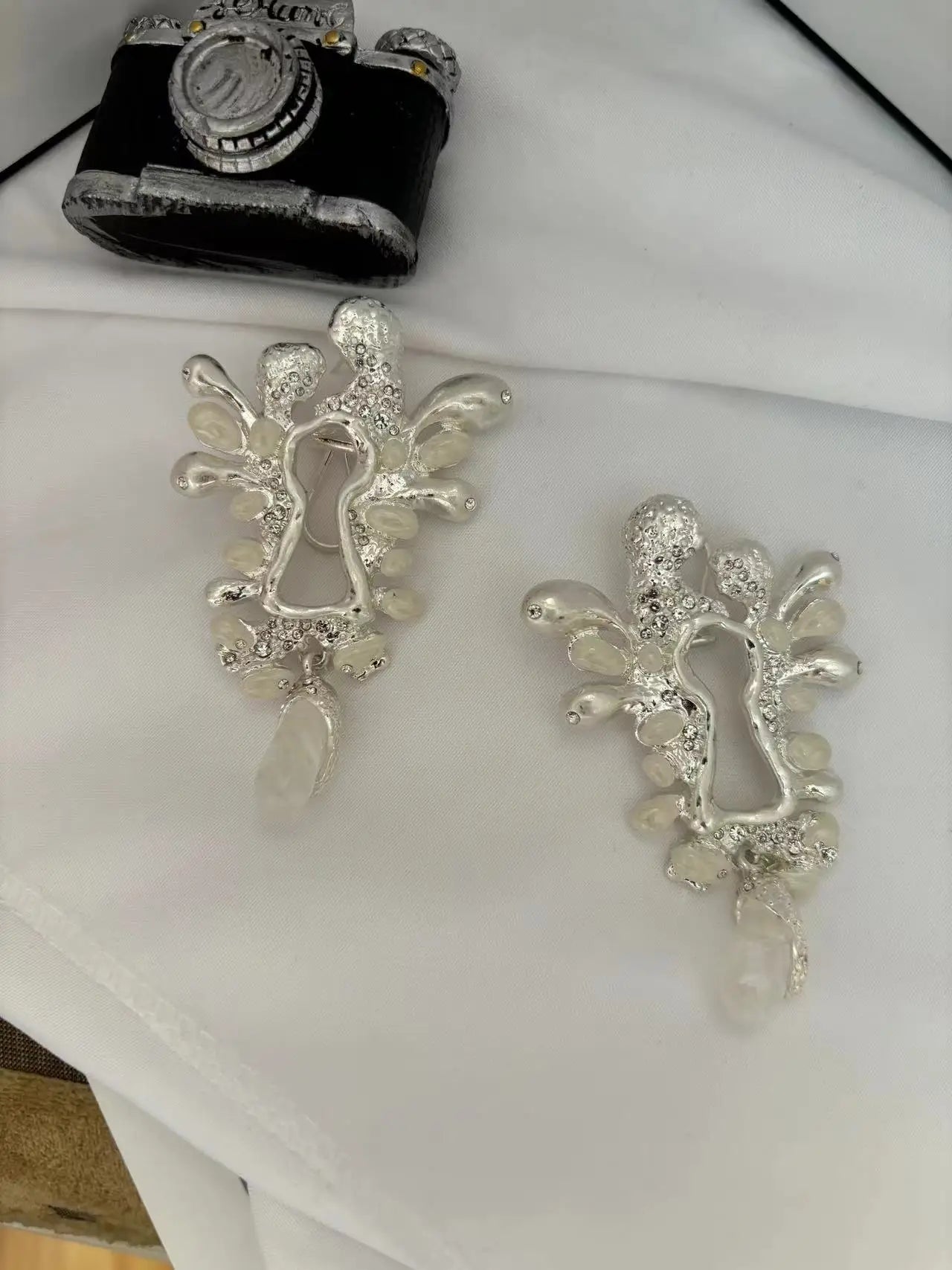 European and American Fashion Trends Retro Heavy Industry Enamel Craftsmanship Natural Stone Inlaid Keyhole Earrings Gold Silver
