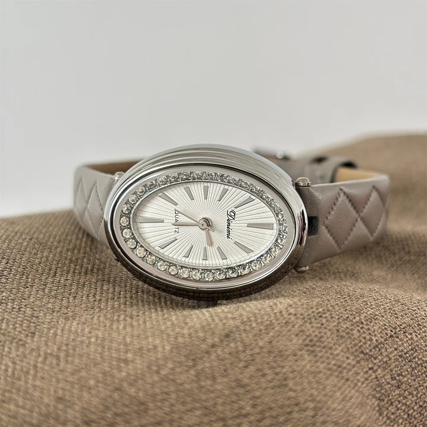 2025 New Pigeon Egg Diamond Plaid Leather Watch Femininity Simple Fashion Versatile Ladies