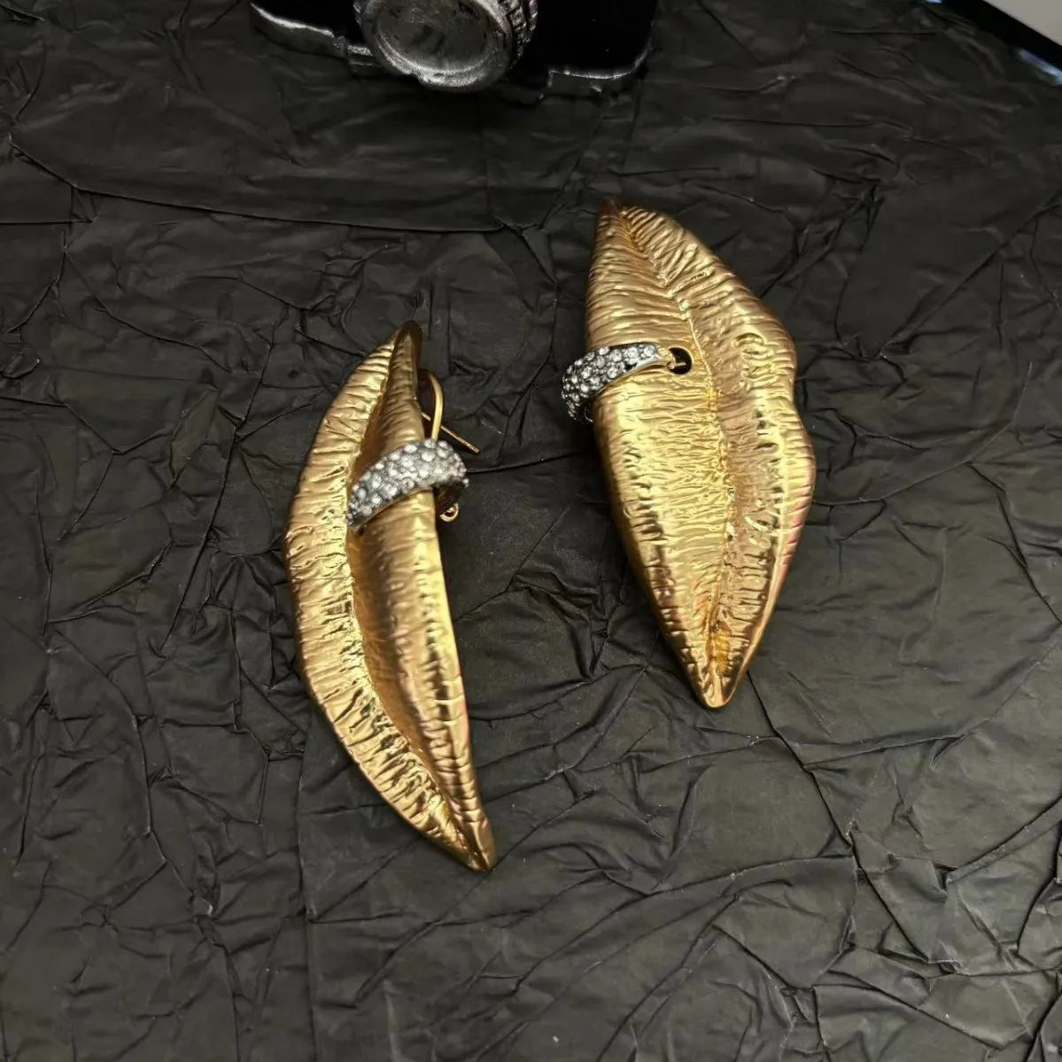 2025 Retro fashion mouth diamond buckle, personalized and elegant, high-end custom ear needles, the same style as in the fashion