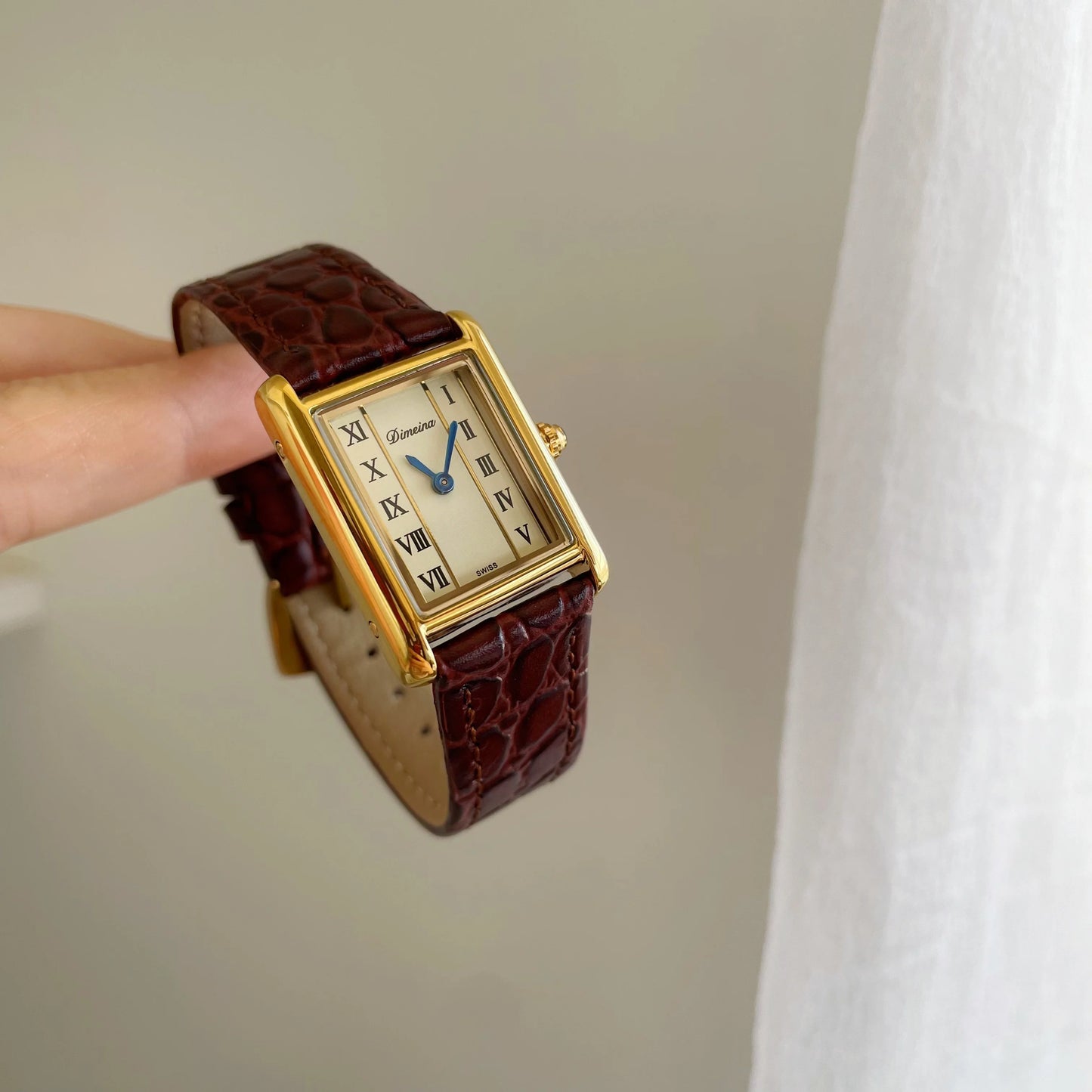 2026 New Luxury Watch Retro Classic Square Leather Quartz Watch Women High Texture Quality Ladies Watch Gift for Women