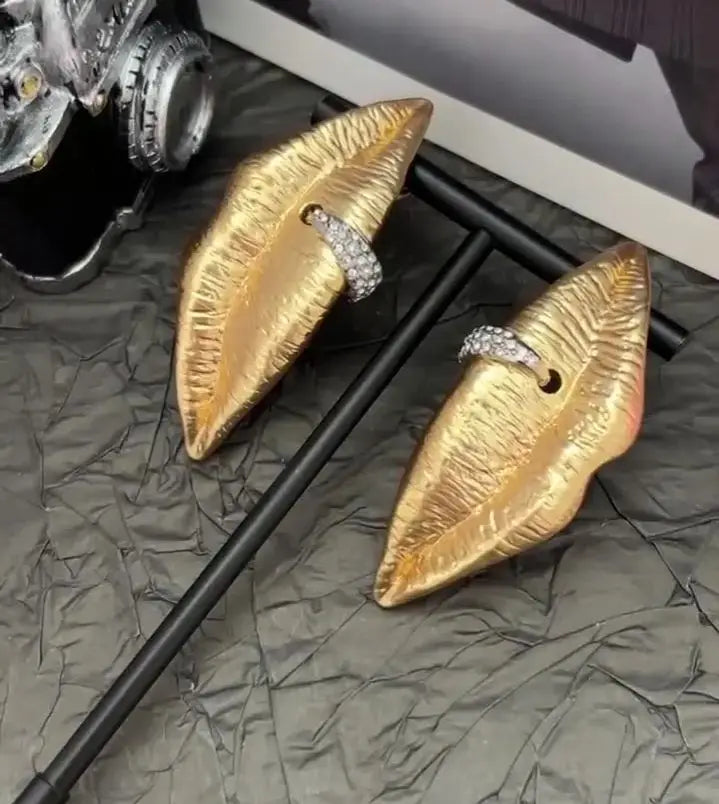 2025 Retro fashion mouth diamond buckle, personalized and elegant, high-end custom ear needles, the same style as in the fashion