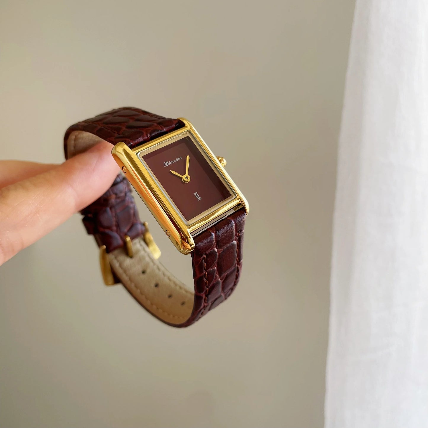 2026 New Luxury Watch Retro Classic Square Leather Quartz Watch Women High Texture Quality Ladies Watch Gift for Women