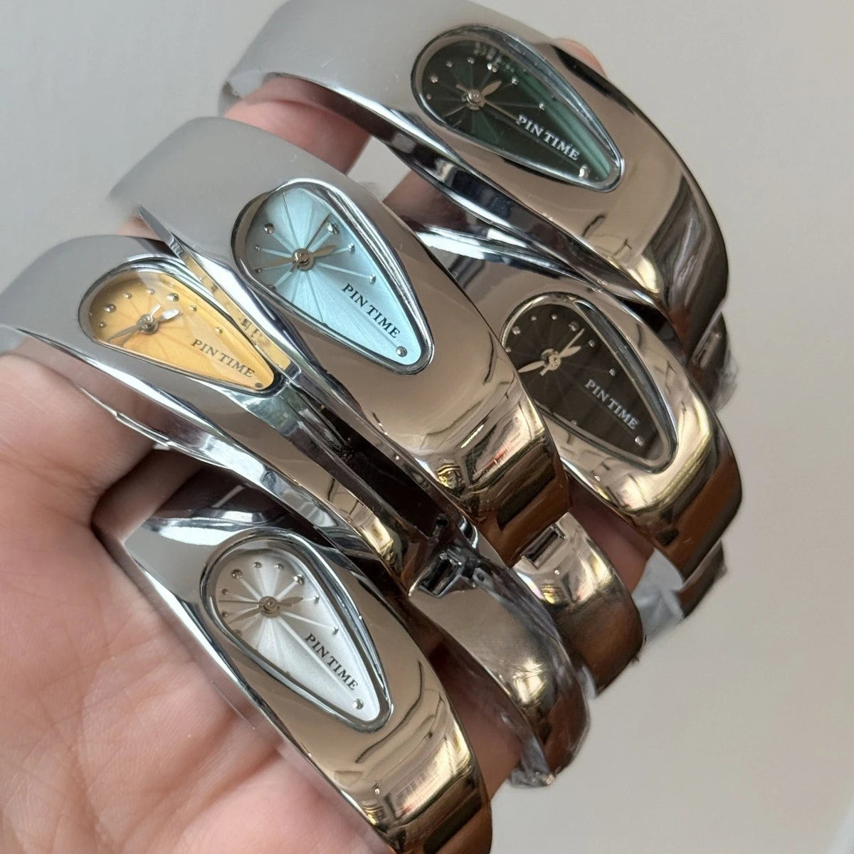 New y2k shaped teardrop bracelet watch female couple exquisite light luxury senior sense of antique millennium wind quartz watch