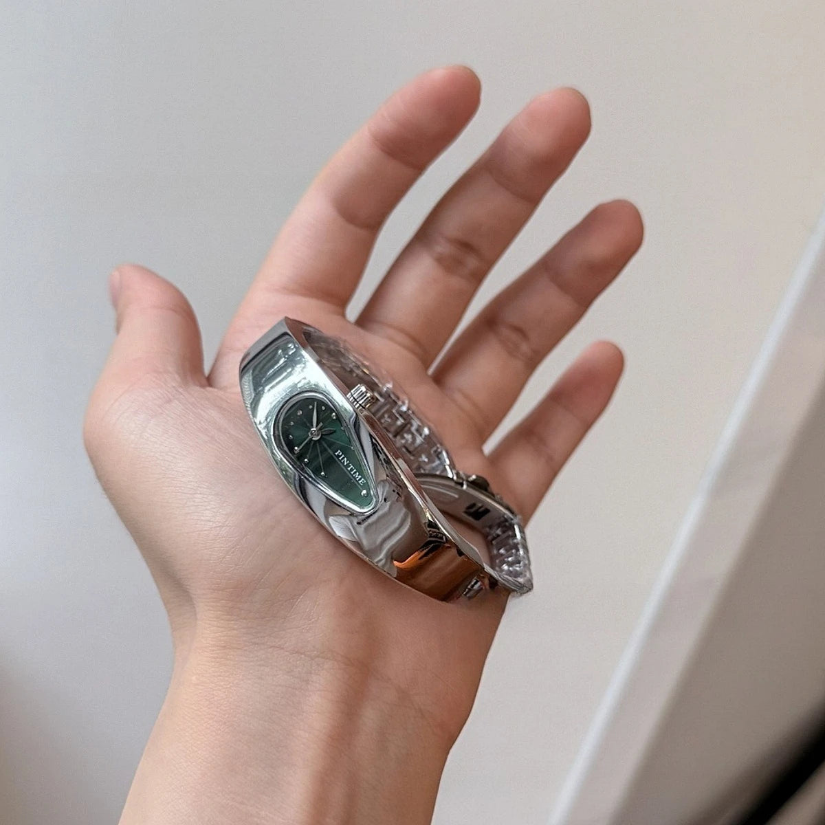 New y2k shaped teardrop bracelet watch female couple exquisite light luxury senior sense of antique millennium wind quartz watch