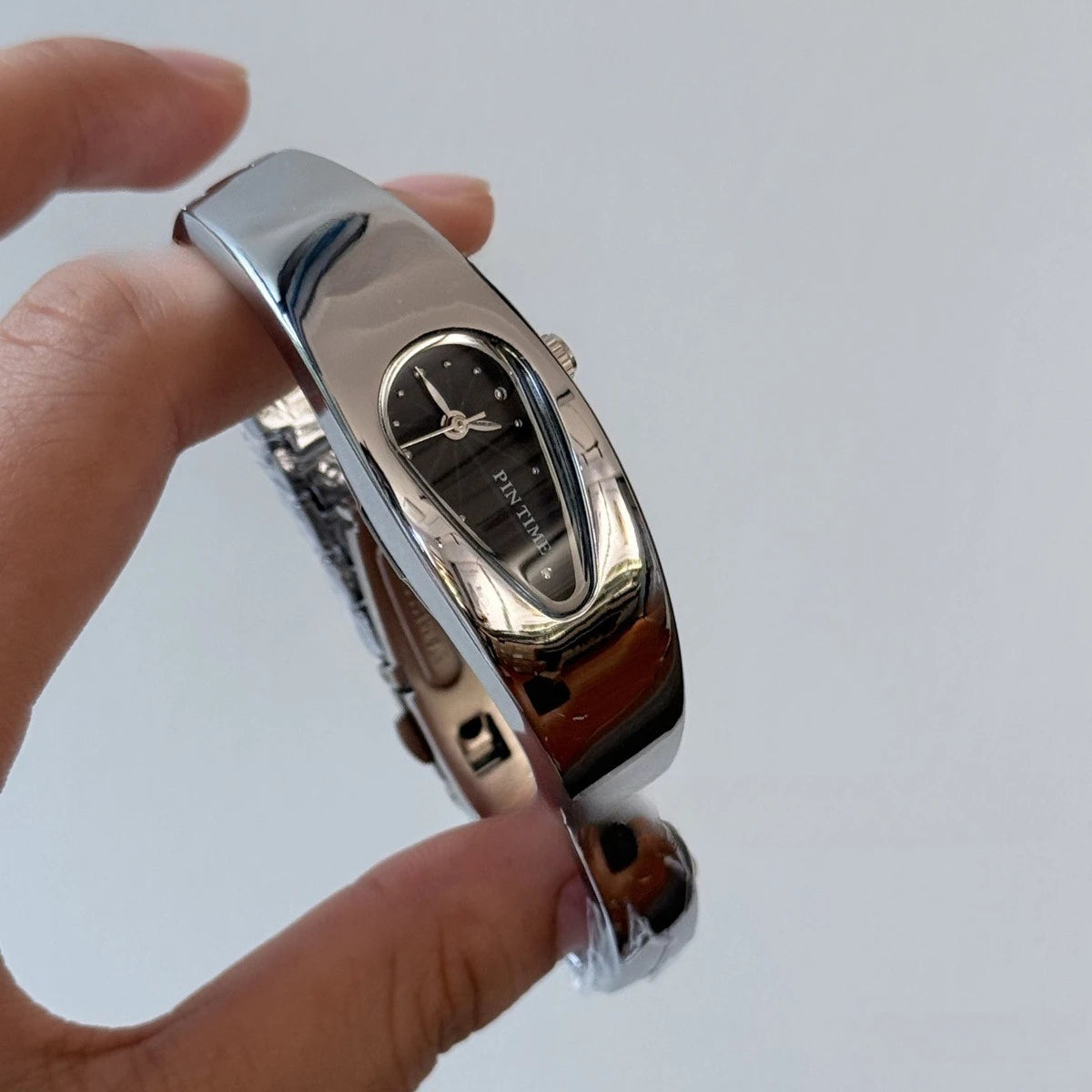 New y2k shaped teardrop bracelet watch female couple exquisite light luxury senior sense of antique millennium wind quartz watch