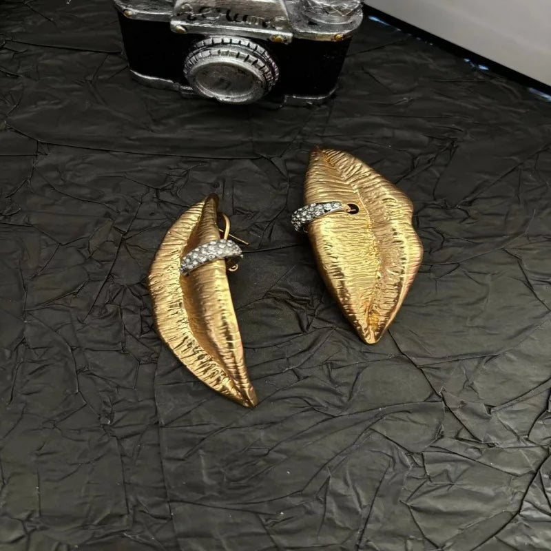 2025 Retro fashion mouth diamond buckle, personalized and elegant, high-end custom ear needles, the same style as in the fashion