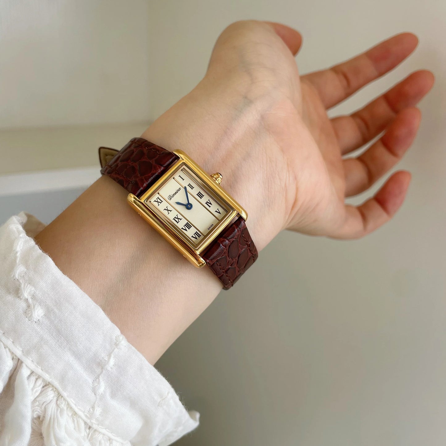 2026 New Luxury Watch Retro Classic Square Leather Quartz Watch Women High Texture Quality Ladies Watch Gift for Women