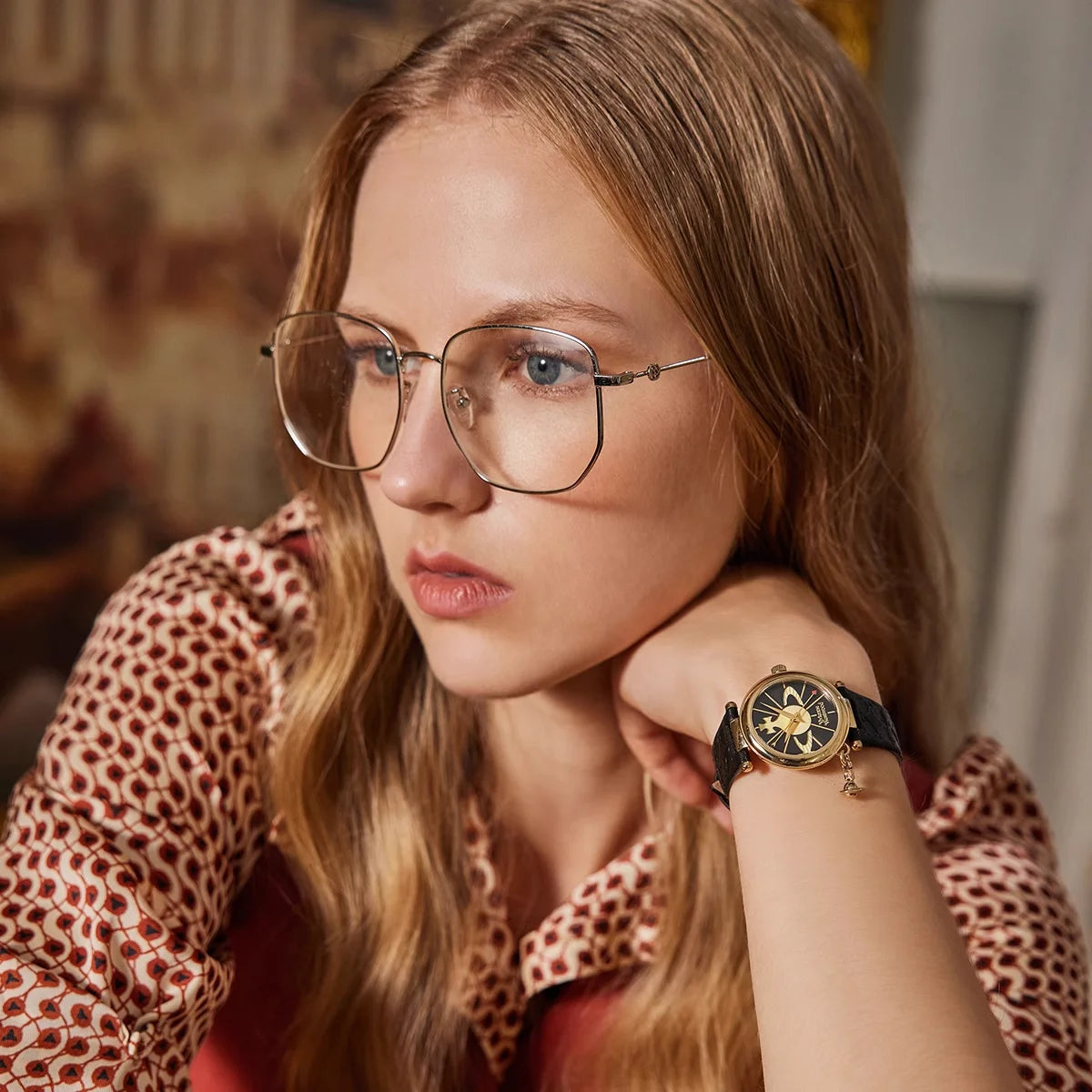 Vivienne Westwood Saturn Pendant Fashionable Exquisite Black Leather Strap Ladies' Watch